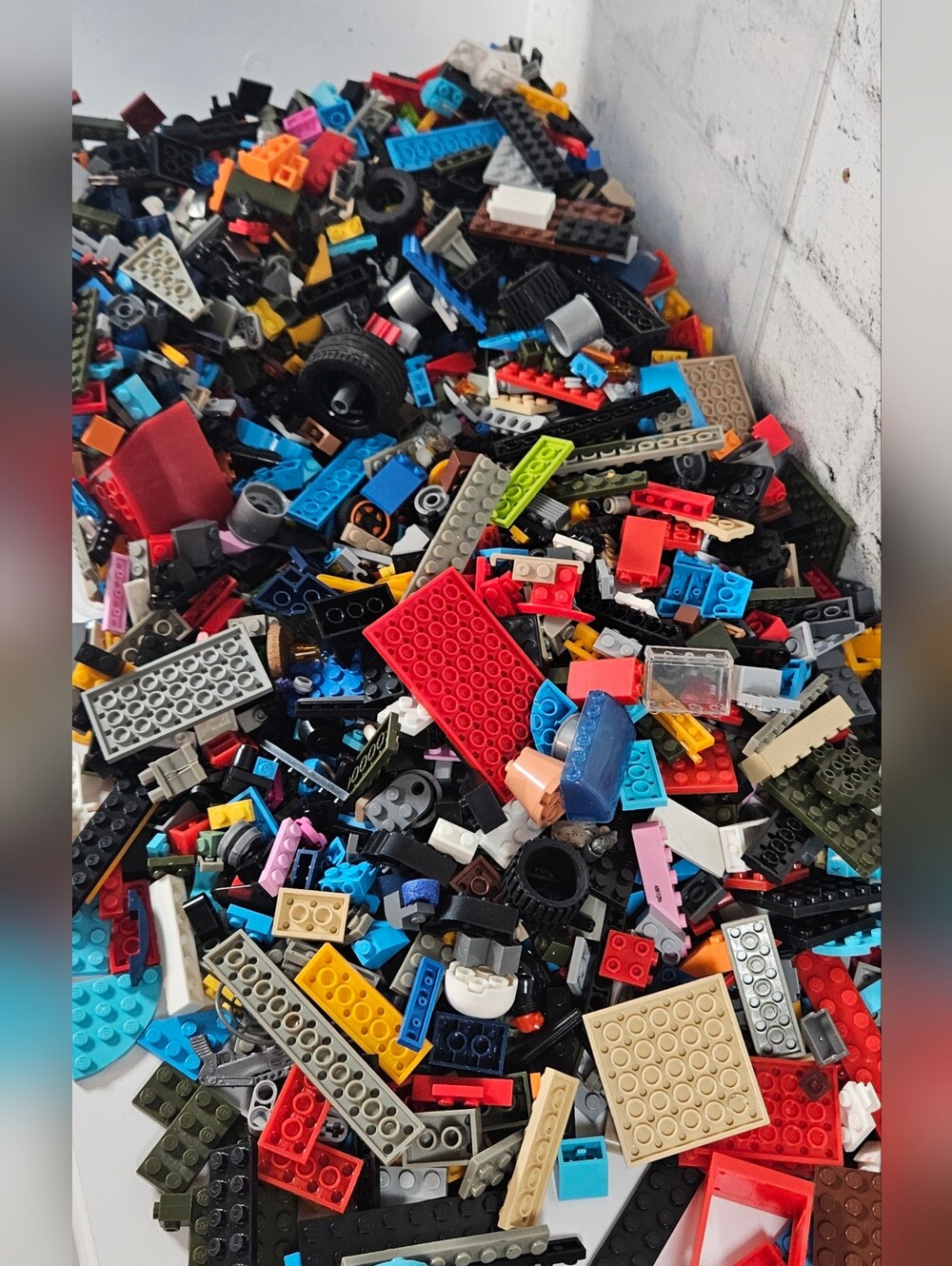 LEGO Mixed Bulk Lot 2.45kg Random Bricks Parts Minifigures Wheels Pieces - Picture 6 of 9